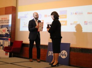 PREMIERE FAN COURIER