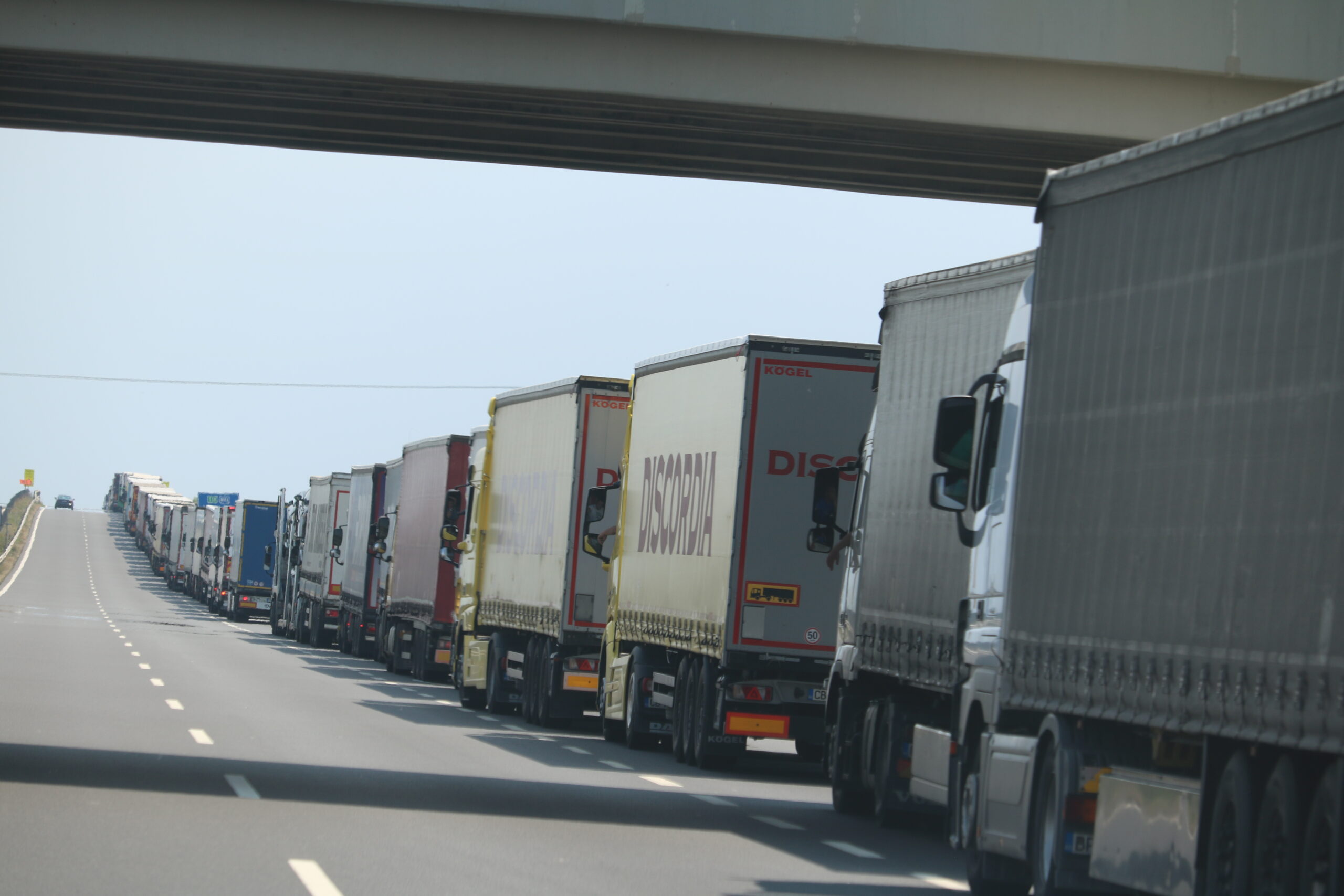 vama Romania - Ungaria, camioane, coada, granita